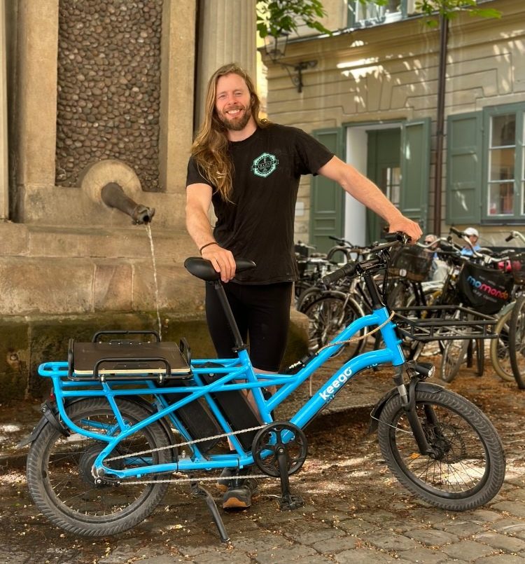 Cyklande Rörmokarens grundare Hugo Wolgers med sin Keego Mobility KG4 - Keego Mobility